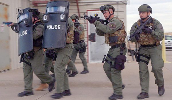 Detiene SWAT a sospechoso de agresión armada en St. Paul
