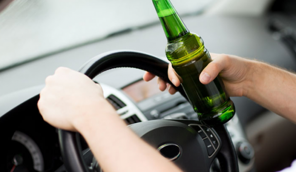 Conductores no hacen caso al llamado de conducir sobrios, detuvieron a uno con cuatro veces el limite legal
