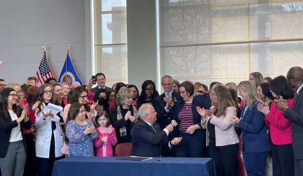 Promulgan ley que asegura el derecho al aborto para las mujeres de Minnesota