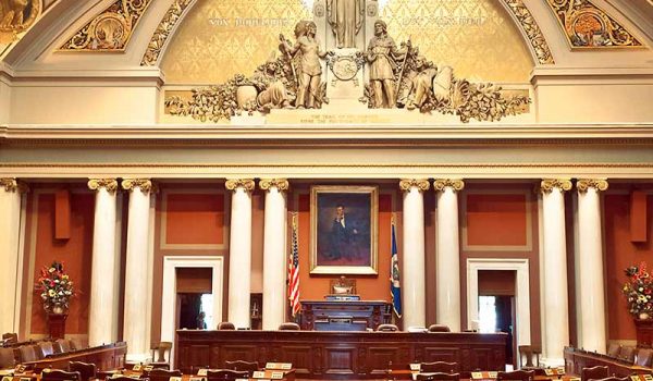 Cámara de Representantes de Minnesota Aprueba Ley Educativa que Prohíbe la Censura de Libros