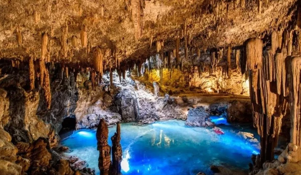 Explora las maravillas naturales y místicas de Zazil Tunich, un cenote-caverna