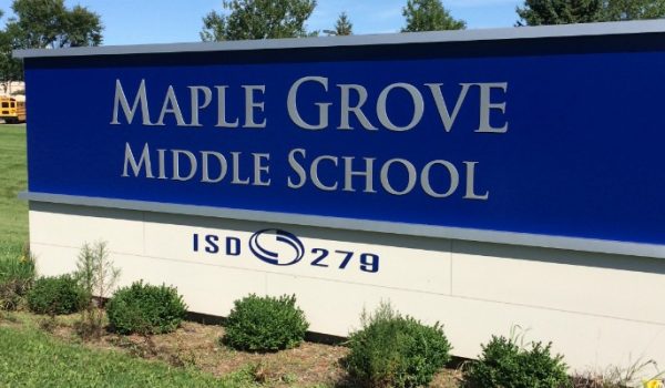 Suspenden clases por amenaza de bomba en Maple Grove