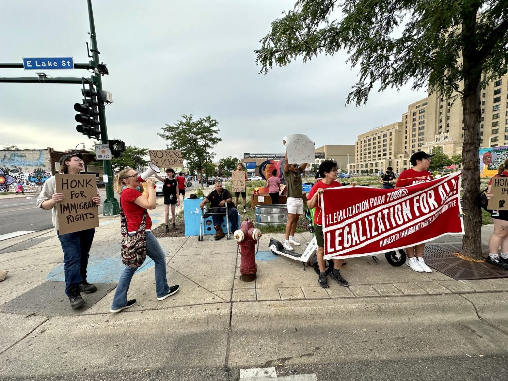 Protestan en Minneapolis por militarización en frontera con México