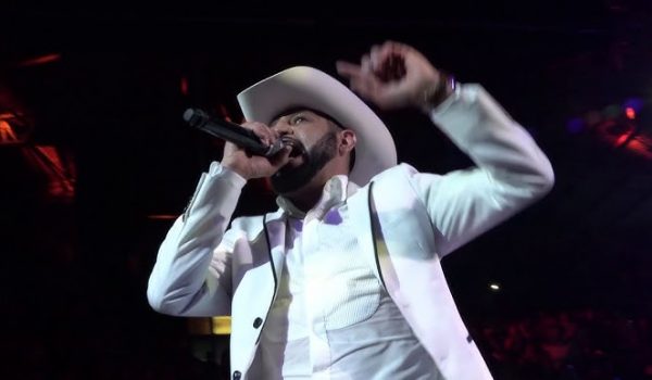 Pancho Barraza celebra 30 años de carrera con un emotivo concierto en Mazatlán
