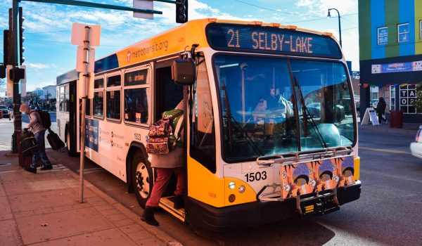 Autobús de metro transit impacta a peaton en st paul