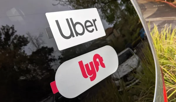 Vuelve Concejo de la Ciudad de Minneapolis a proponer cambios en servicio de Uber y Lyft