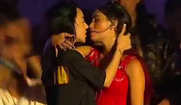 Nicki Nicole y Lali Espósito sellan su colaboración con un candente beso en el escenario
