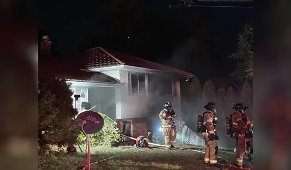 Rescatan bomberos a víctima de garage en llamas