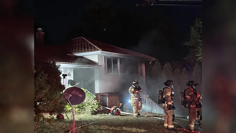 Rescatan bomberos a víctima de garage en llamas