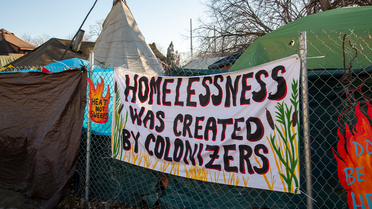 Proponen concejales de Minneapolis establecer campamentos para homeless en estacionamientos