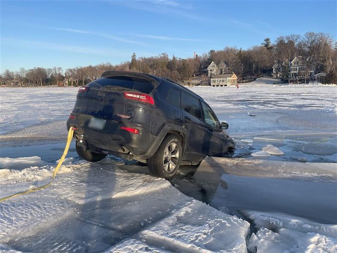 Vehículo cae en el hielo del Lago Minnetonka