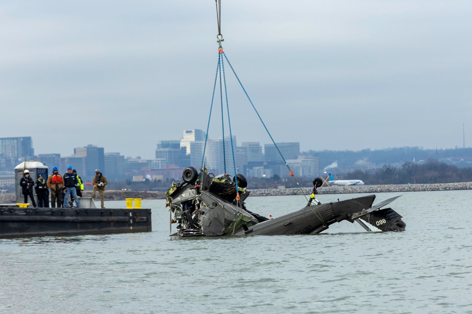 NTSB recomienda restricciones a helicópteros tras choque fatal en Washington, D.C.