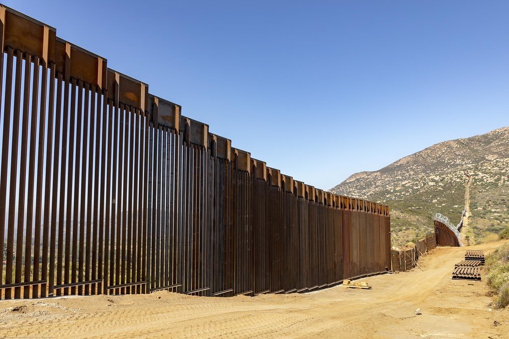Trump transfiere franja fronteriza al Ejército para permitir detención de migrantes
