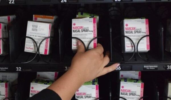 Instalan máquina expendedora gratuita de NARCAN en Minneapolis