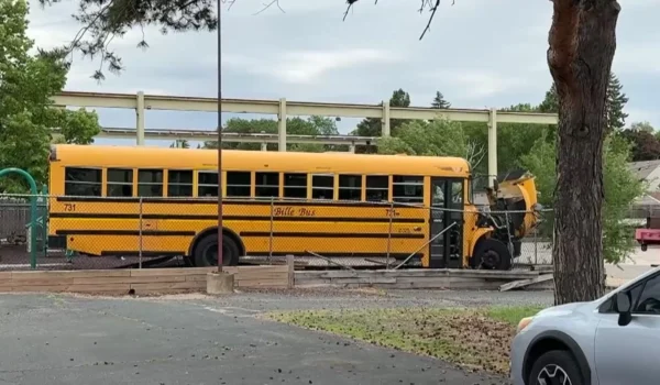 Autobús escolar choca contra área de juegos en iglesia de Minneapolis; dos niños resultan heridos