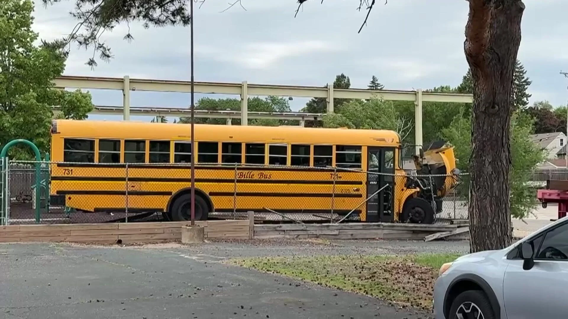 Autobús escolar choca contra área de juegos en iglesia de Minneapolis; dos niños resultan heridos