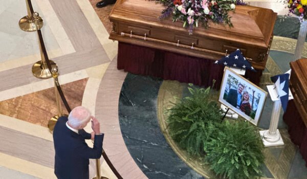 Biden rinde homenaje a la congresista Melissa Hortman y a su esposo en Minnesota