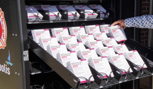 Máquinas expendedoras de NARCAN salvan vidas en Minneapolis