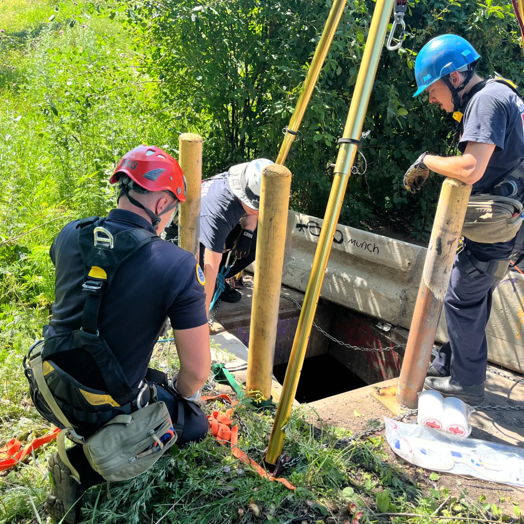 Rescatan a hombre atrapado en alcantarilla en St. Paul