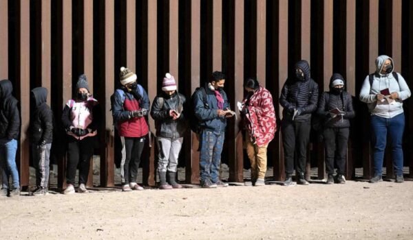 Juez federal declara ilegal la orden de Trump que suspende el asilo