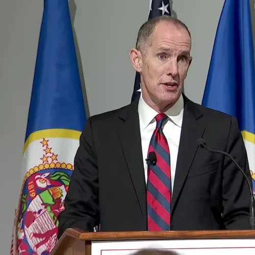 Chris Madel abandona contienda por la gubernatura de Minnesota por desacuerdos con ofensiva migratoria federal