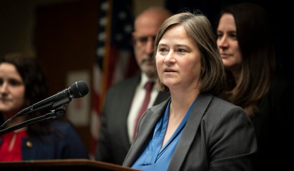 Jueza federal declara en desacato a abogado del gobierno y ordena multa diaria de $500