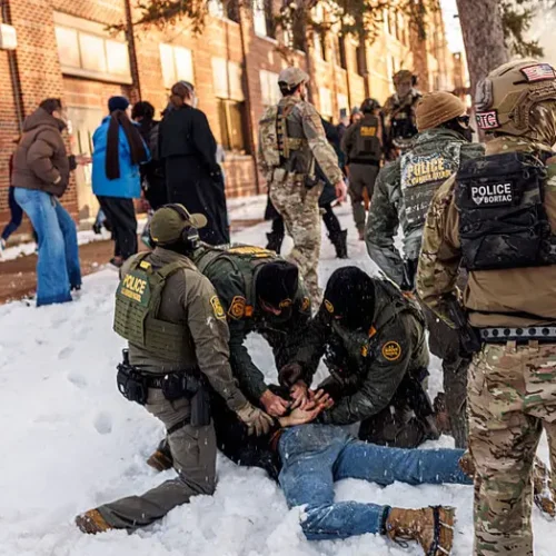 Escuelas en Minnesota reportan caída en asistencia y piden leyes para limitar impacto de operativo migratorio