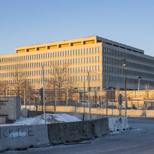 Orden judicial frena traslado de inmigrantes detenidos fuera de Minnesota y facilita acceso a abogados