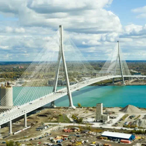 Trump amenaza con impedir apertura de puente clave entre EE.UU. y Canadá