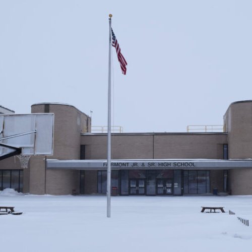 Educadores de Minnesota demandan al gobierno federal para frenar operativos migratorios en escuelas