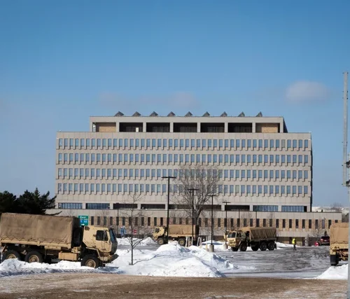 Congresistas de Minnesota denuncian condiciones preocupantes en centro de detención de ICE en Fort Snelling