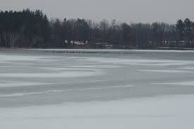 Niño muere tras caer a estanque congelado en Bloomington