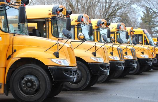Arrestan a hombre en Faribault acusado de apuntar arma a autobús escolar