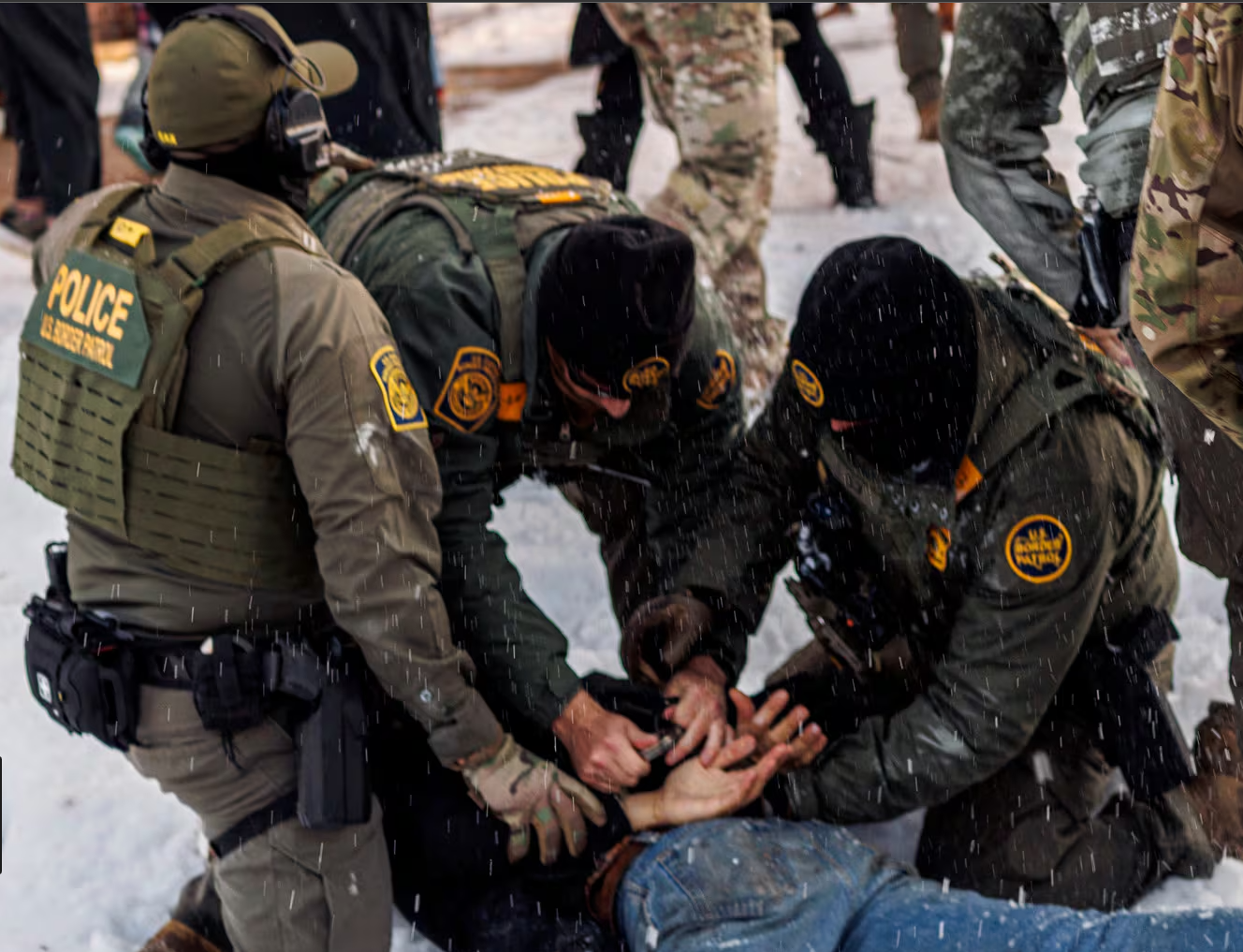 Debaten en Minnesota proyectos para limitar acceso de agentes migratorios a campus y guarderías