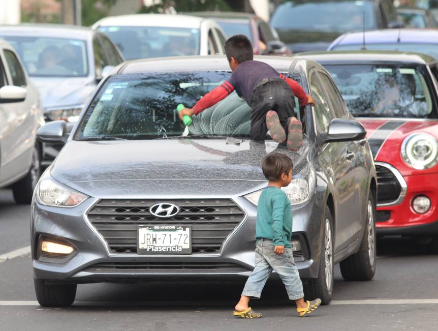 “Hiere a Obrador la pobreza en Cuba” mientras cifras de pobreza infantil en México generan contraste
