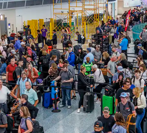 Empleados del TSA trabajan sin pago mientras crece debate por gasto militar