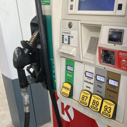 Gasolina en Estados Unidos se acerca a los 4 dólares por galón