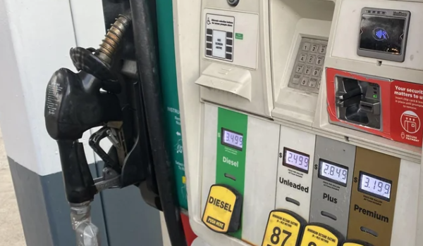 Gasolina en Estados Unidos se acerca a los 4 dólares por galón