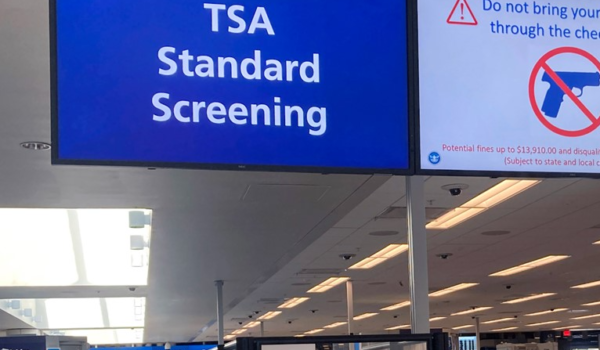 Trump enviará agentes de ICE a aeropuertos durante cierre parcial del gobierno