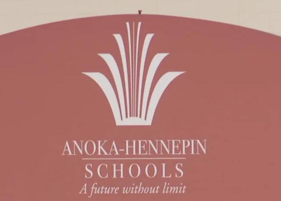 Distrito Anoka-Hennepin planea recortes por $8.1 millones que afectarán servicios estudiantiles