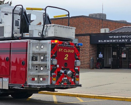 Incendio en escuela primaria obliga evacuación y cancelación de clases