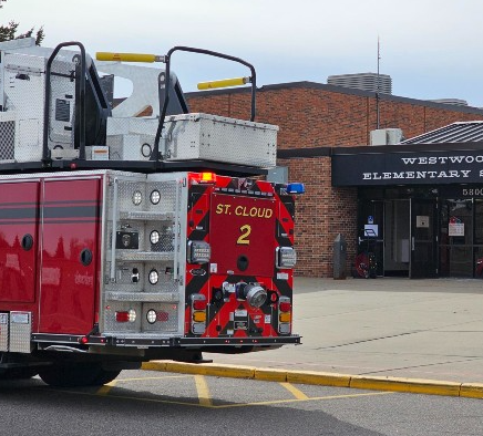 Incendio en escuela primaria obliga evacuación y cancelación de clases