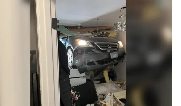 Conductor choca contra vivienda en Rochester y deja dos personas heridas