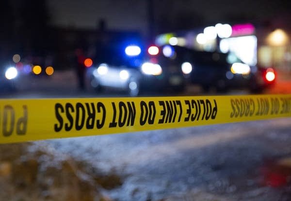 Hombre muere tras tiroteo en estacionamiento de Minneapolis