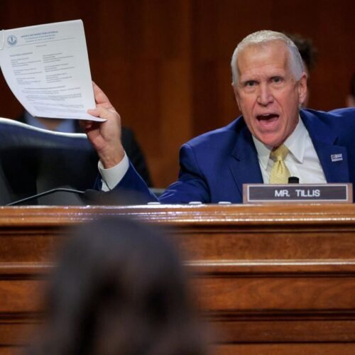 Noem se niega a disculparse por llamar “terroristas domésticos” a dos ciudadanos muertos a manos de agentes migratorios