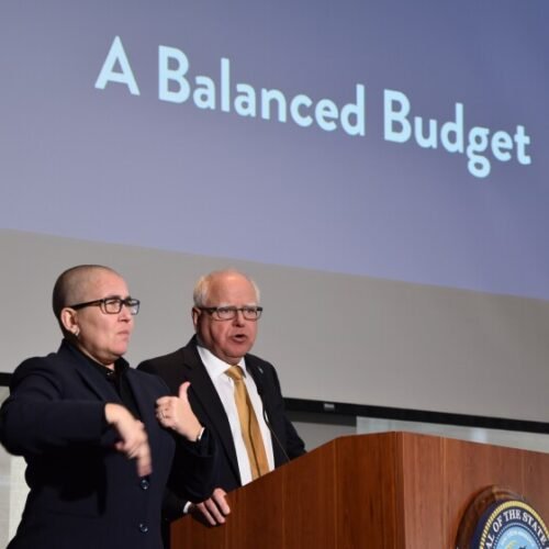 Gobernador Tim Walz presenta propuesta de presupuesto para 2026 con recortes y nuevas inversiones