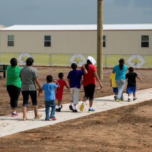 Tim Walz exige a Kristi Noem información sobre menores detenidos en Minnesota
