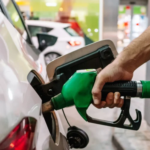 Guerra con Irán eleva casi 50 centavos el precio de la gasolina en las Twin Cities