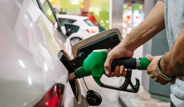 Guerra con Irán eleva casi 50 centavos el precio de la gasolina en las Twin Cities