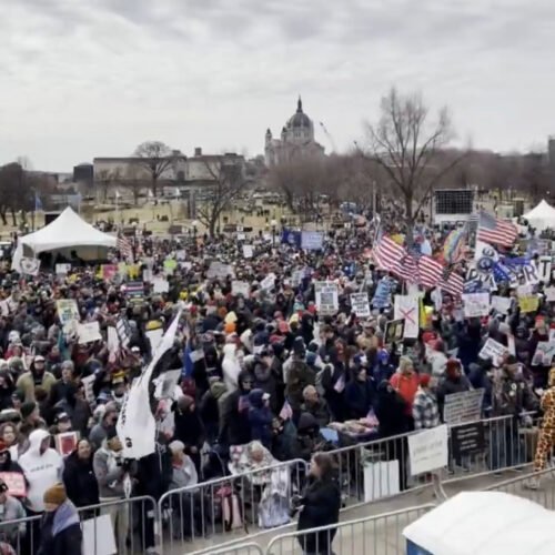 Más de 50 mil personas ya se concentran en protesta “No Kings” en St. Paul